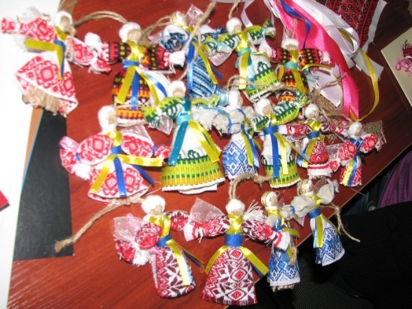 У Луцьку робили валентинки, щоб допомогти бійцям. ФОТО