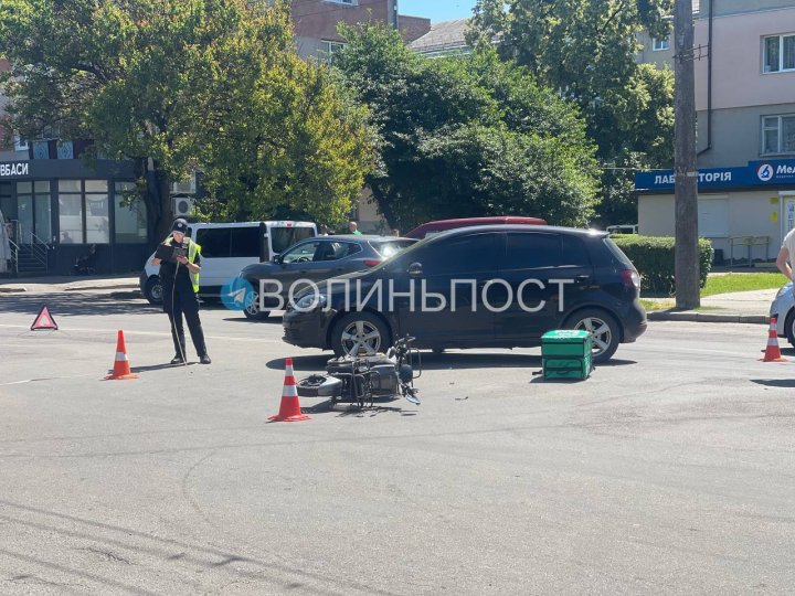 У Луцьку на Грушевського водій авто збив скутериста