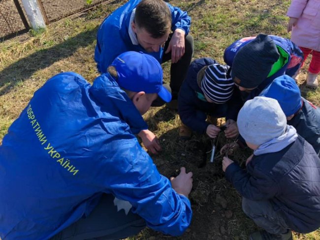 Заради майбутнього: «Побратими України» саджали дерева з дошкільнятами у Луцьку. ФОТО