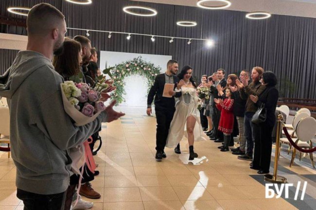 Приїхав з фронту заради шлюбу: побралися військові з Волині