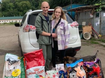 Замість квітів і цукерок – корм для тварин: закохані з Луцька у день весілля робили добру справу 