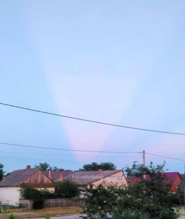 У небі над Волинню помітили незвичайний захід сонця