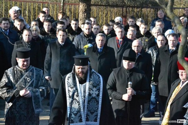 У Луцьку вшанували Героїв Крут, Небесної Сотні та війни на Сході. ФОТО