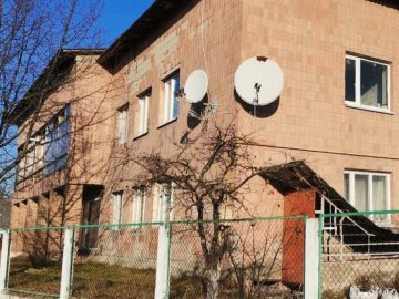 На Волині з адмінбудівлі, де був будинок сімейного типу, виселяють родину. ВІДЕО