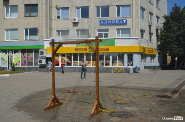 Як лучани освіжаються під вуличним душем. ФОТО