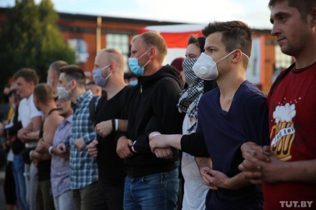 Протести в Білорусі: силовики перекривають дороги, затримують людей і поранили журналістку. ФОТО