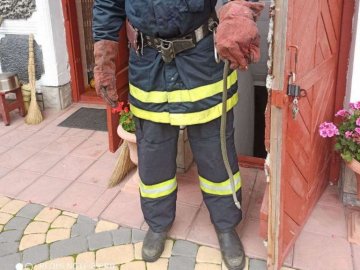 На Волині в приватний будинок заповзла змія. ФОТО