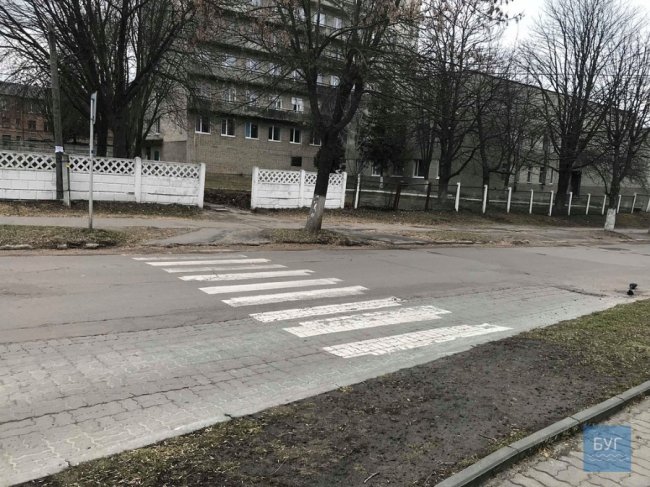 У Нововолинську біля зупинки – небезпечний люк. ФОТО