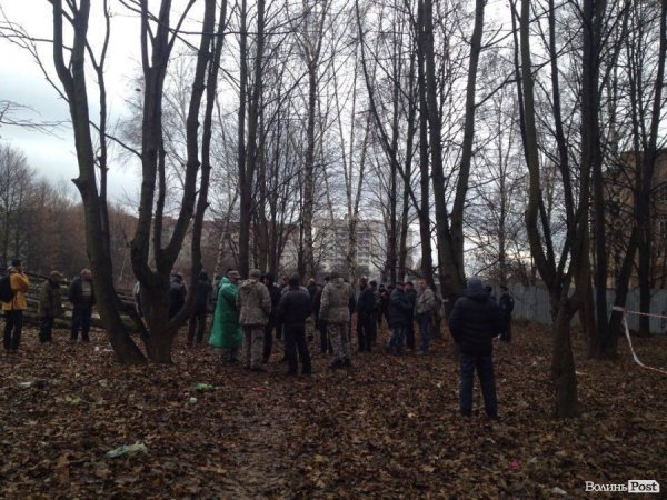 У Луцьку люди бунтують проти вирубки парку забудовником. ФОТО