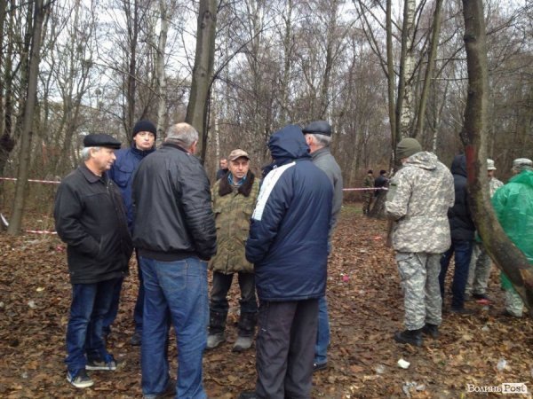 У Луцьку люди бунтують проти вирубки парку забудовником. ФОТО