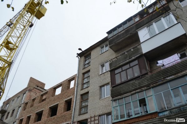 Будинок з обвалом «ліплять до купи», а він «розлазиться», – мешканці. ФОТО