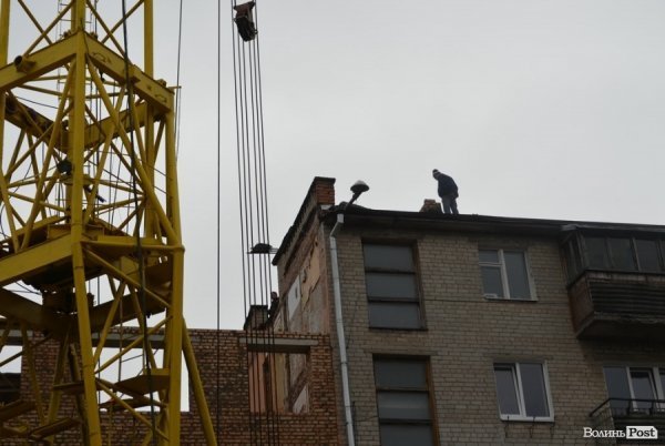 Будинок з обвалом «ліплять до купи», а він «розлазиться», – мешканці. ФОТО