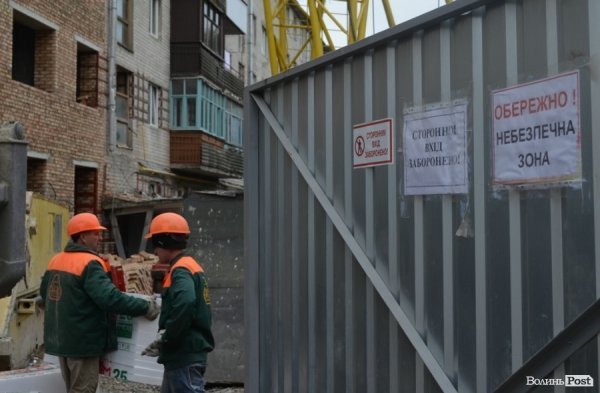 Будинок з обвалом «ліплять до купи», а він «розлазиться», – мешканці. ФОТО