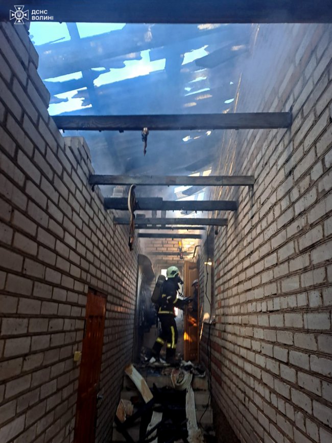 На Волині вогонь охопив гараж та ледве не поширився на житловий будинок