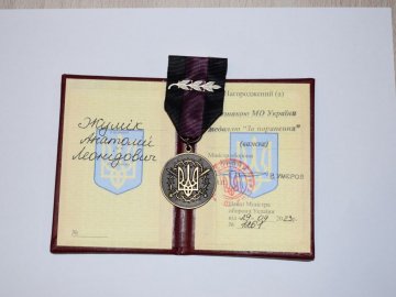 Орден замість пораненого воїна з Волині отримала його мама