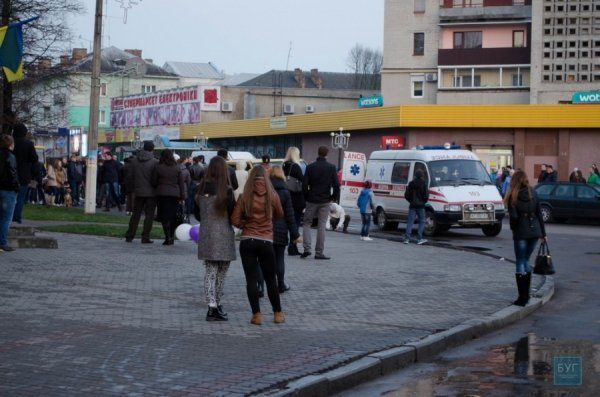 На Волині п'яний водій врізався у припарковане авто, в якому була мала дитина. ФОТО
