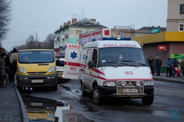 На Волині п'яний водій врізався у припарковане авто, в якому була мала дитина. ФОТО