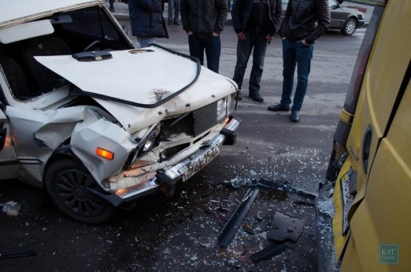На Волині п'яний водій врізався у припарковане авто, в якому була мала дитина. ФОТО