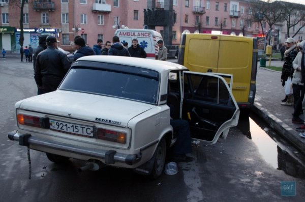 На Волині п'яний водій врізався у припарковане авто, в якому була мала дитина. ФОТО
