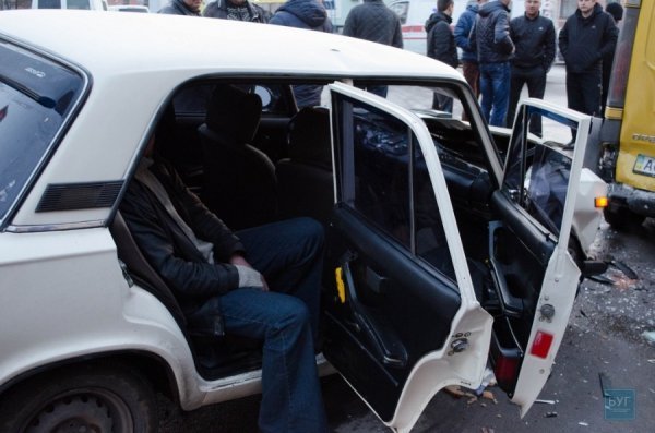 На Волині п'яний водій врізався у припарковане авто, в якому була мала дитина. ФОТО