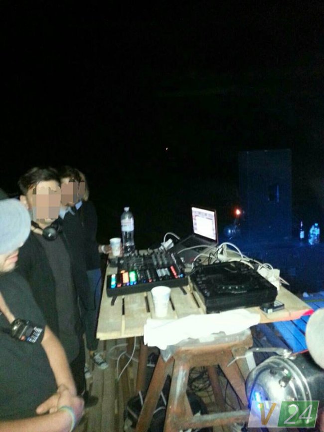 З платним входом, алкоголем та неадекватами: у Луцьку на березі Стиру влаштували дискотеку. ФОТО