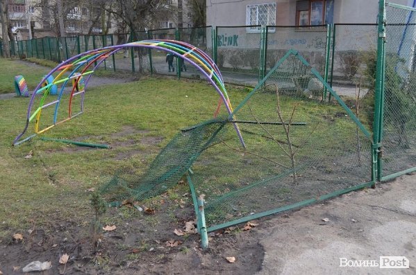 У Луцьку чоловік на авто протаранив огорожу дитсадка і втік. ФОТО