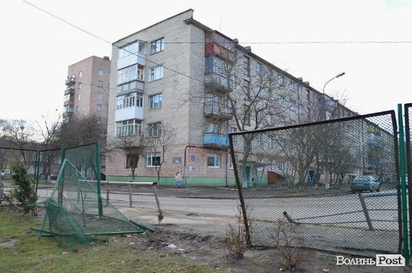 У Луцьку чоловік на авто протаранив огорожу дитсадка і втік. ФОТО