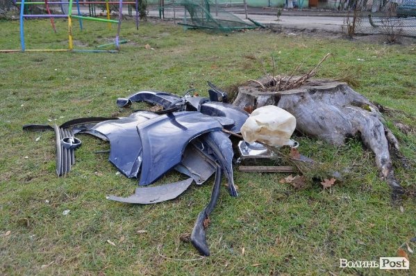 У Луцьку чоловік на авто протаранив огорожу дитсадка і втік. ФОТО