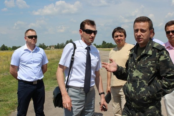 Льотчики на аеродромі під Луцьком тепер мають чим косити траву. ФОТО