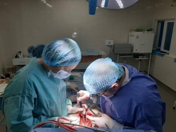 Луцькі лікарі провели операцію із повною зупинкою серця на 2 години. ФОТО 18+