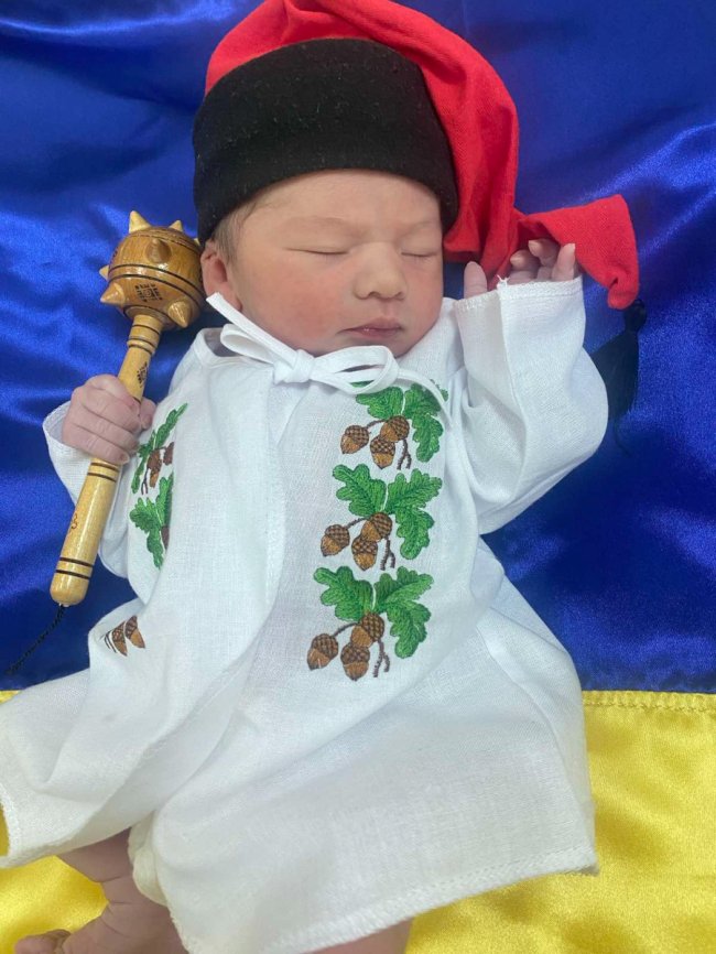 У Луцьку у День незалежності народився козак на ймення Ато, якому подарували першу вишиванку