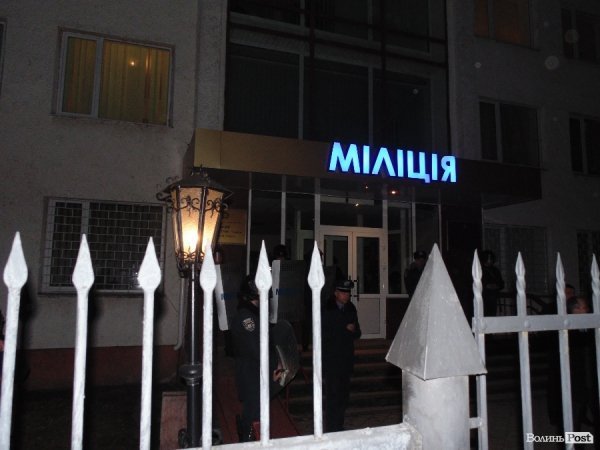 Бруківка, автомати та пробиті колеса: у Луцьку вночі пікетували міськвідділ міліції. ФОТО. ВІДЕО