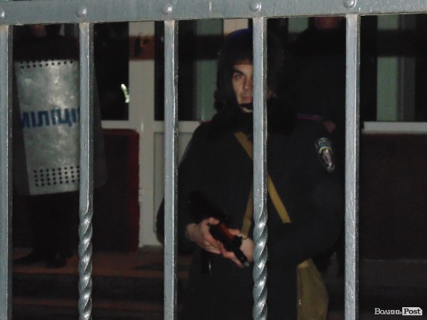 Бруківка, автомати та пробиті колеса: у Луцьку вночі пікетували міськвідділ міліції. ФОТО. ВІДЕО