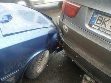 51 тис штрафу та 10 років без посвідчення: у Луцьку п’яний водій в’їхав  в припарковане авто