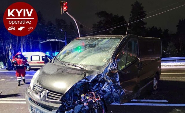 Під Києвом п'яний водій врізався в автівку: сім'я з немовлям дивом вижила