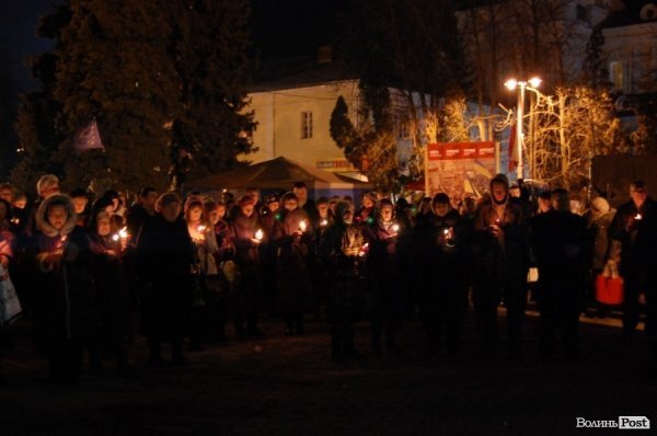 У Луцьку запалили свічки пам’яті за загиблими на Майдані. ФОТО