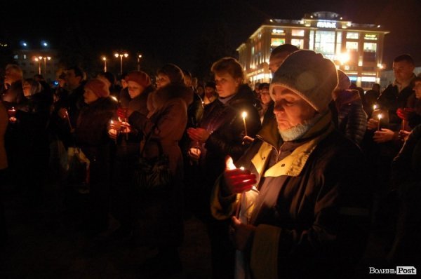 У Луцьку запалили свічки пам’яті за загиблими на Майдані. ФОТО