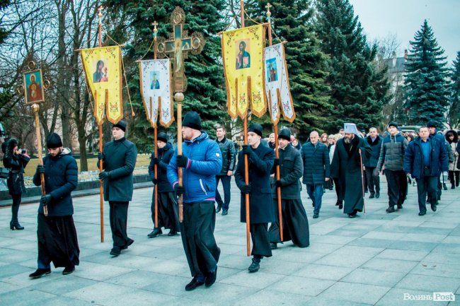 Квіти, сльози і свічки: у День Гідності та Свободи лучани вшанували пам'ять полеглих