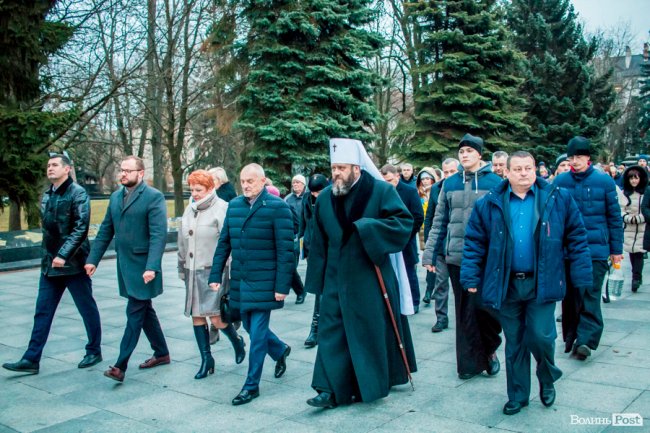 Квіти, сльози і свічки: у День Гідності та Свободи лучани вшанували пам'ять полеглих