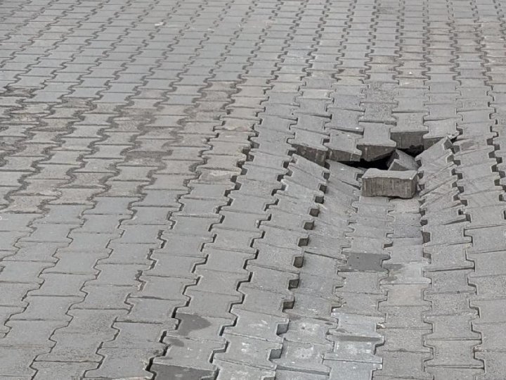 У центрі Луцька провалилася бруківка