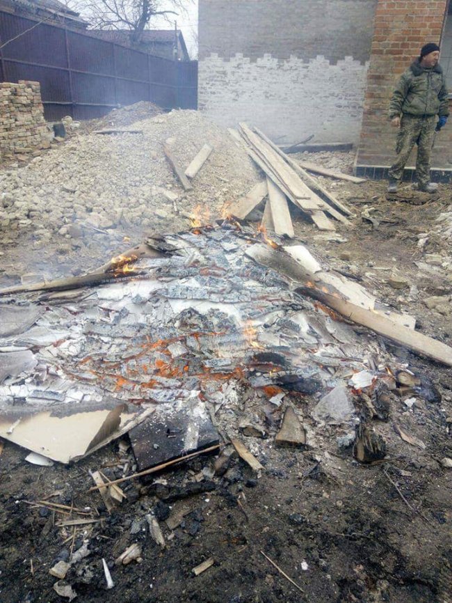 У Луцьку адмінпротоколом покарали чоловіка, який палив сміття. ФОТО