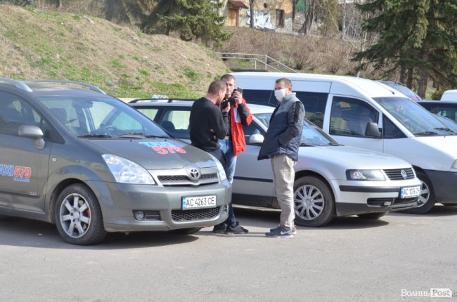 У Луцьку влаштували масову дезінфекцію таксі. ФОТО
