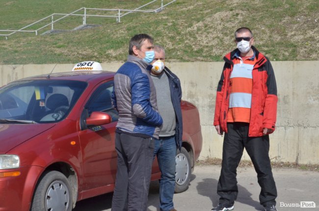 У Луцьку влаштували масову дезінфекцію таксі. ФОТО