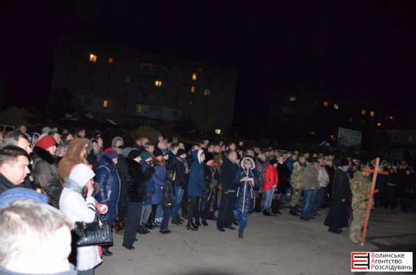 На Волині загиблого бійця зустріли на колінах