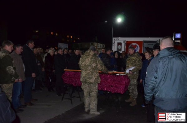 На Волині загиблого бійця зустріли на колінах