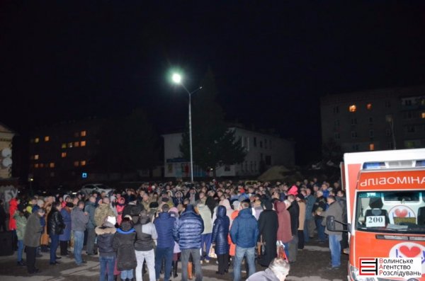 На Волині загиблого бійця зустріли на колінах