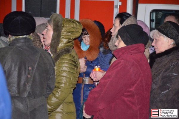 На Волині загиблого бійця зустріли на колінах