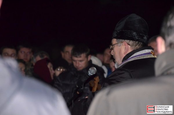 На Волині загиблого бійця зустріли на колінах