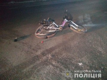 Вилетіла на узбіччя: поблизу Луцька п'яний водій збив велосипедистку і намагався втекти. ФОТО