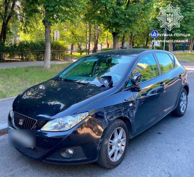 Стало зле за кермом: у Луцьку водій маршрутки в`їхав у припарковані автомобілі 
